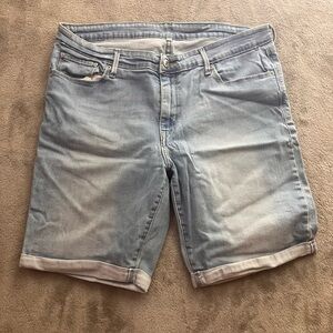 Levi’s Bermuda Shorts Cuffed Light Wash Blue Denim Size 33